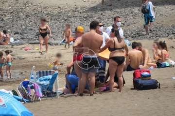 Una mujer se siente indispuesta en la playa de Salinetas y es evacuada en una ambulancia del SUC (Foto TA)